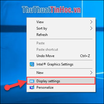 Click chuột phải vào màn hình nền chọn Display settings