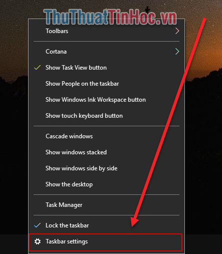 Nhấn chuột phải vào thanh Taskbar và chọn Taskbar Settings