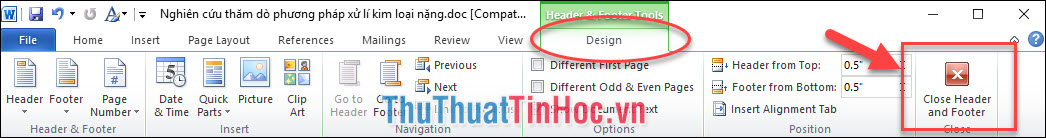 Click vào Design → Close Header and Footer