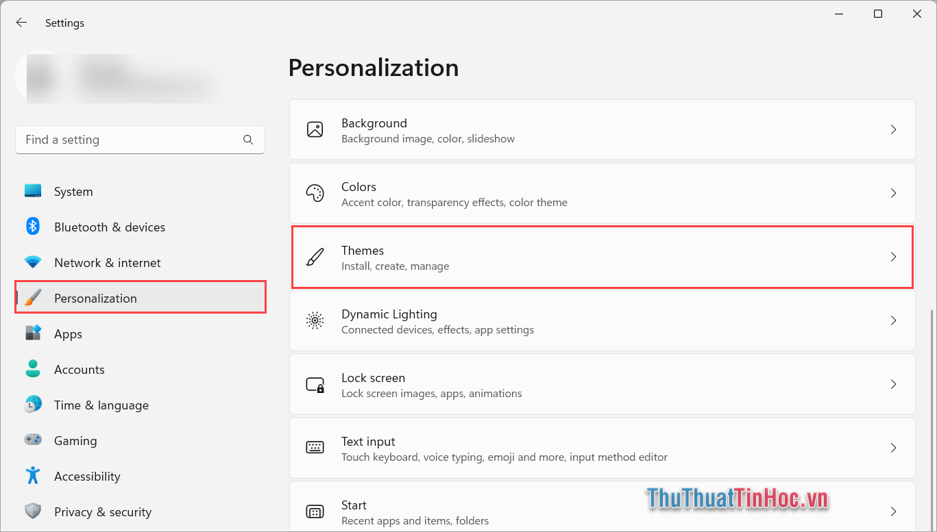 Chọn thẻ Personalization và chọn Themes để thay đổi giao diện trên hệ điều hành Windows 11